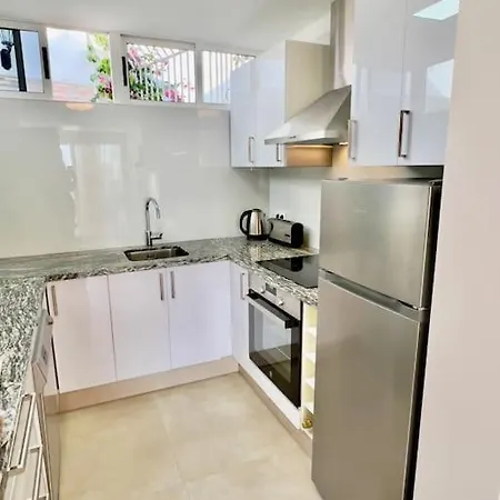 Sunny On The Paradise Coast. شقة