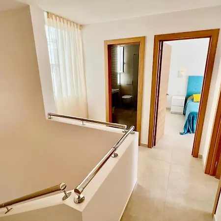 Sunny On The Paradise Coast. أرونا