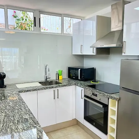 Sunny On The Paradise Coast. أرونا