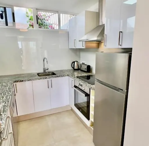 Sunny On The Paradise Coast. Appartamento